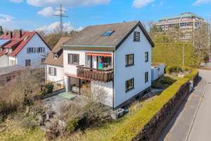 Wohnen mit Gartenidylle - Doppelhaushälfte mit zwei Garagen