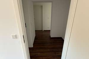 Frisch renovierte 4-Zimmer-Wohnung mit 2 Balkonen, Aufzug, Garage – Nourneystraße 14, 40822 Mettmann – Vorschaubild 3