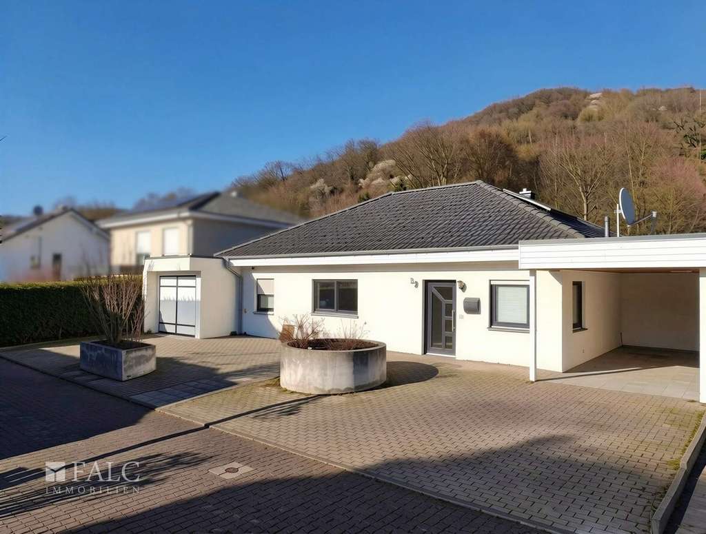 Immobilie in Rheinbrohl - Moderner Bungalow mit großzügigem Garten und Garage - Bild 1