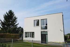  Einfamilienhaus im Grünen mit Terrasse und Stellplatz, nahe Flughafen