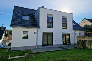 Kapitalanleger - Vermietetes Mehrfamilienhaus mit 3 Wohnungen inkl. 3 Garagen + 1 Stellplatz – Domherrenwald 4, 54296 Kernscheid, Trier – Vorschaubild 3