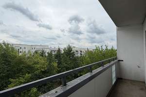 Single-Apartment mit Balkon und Wannenbad - nur für EINE Person! – Kastanienallee 100, 12627 Hellersdorf, Berlin – Vorschaubild 2