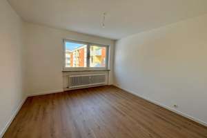 Schöne familienfreundliche 4-Zimmer-Wohnung mit Loggia nähe Augsburg-Kuhsee zu vermieten  – Mittenwalder Straße 13, 86163 Hochzoll-Süd, Augsburg – Vorschaubild 4