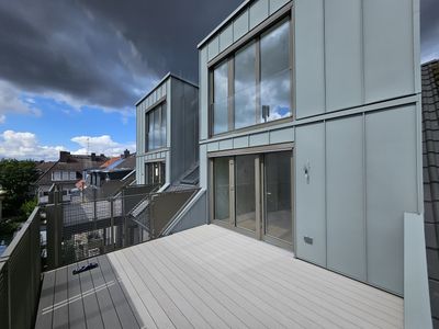 Dachterrassentraum: Maisonette-Erstbezug mit Einbauküche und Topausstattung