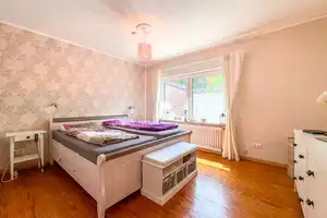 Pewsum!
Begehrtes Einfamilienhaus mit Gartenparadies in Bestlage – Aurich (Kreis) – Vorschaubild 2