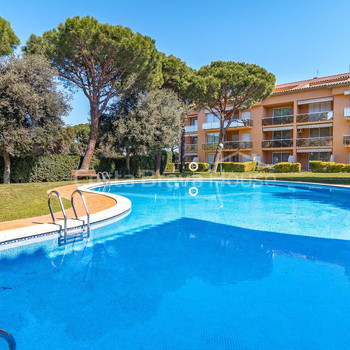 Apartment zum Verkauf in Playa de Pals mit 3 Schlafzimmern, privater Terrasse und Gemeinschaftspool 