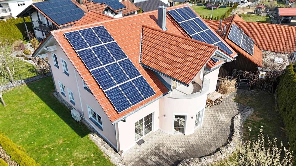 Immobilie in Hutthurm - Charmantes Wohlfühlhaus mit architektonischer Klarheit, einem privaten Spa-Bereich auf Hotelniveau u - Bild 4