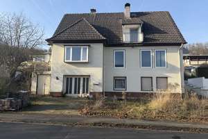 Freistehendes Einfamilienhaus mit Garage und großem Grundstück in Hahnstätten!