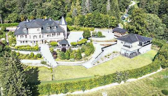 Bild von Luxus ohne Kompromisse: Villa mit Wellnessparadies und Taunusblick