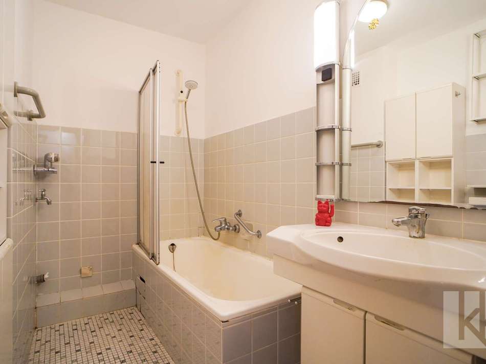 Das Hauptbad mit Badewanne