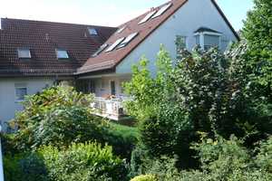 Zentrales Wohnen und dennoch ruhig: 2 Zimmerwohnung mit großem Balkon, Blick ins Grüne