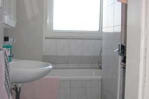 Kleine, gemütliche Studiowohnung, Nähe FH, 1 Zimmer , Kn, Tageslichtbad mit Badewanne und Fenster – Rossstrasse 124, 40476 Golzheim, Düsseldorf – Vorschaubild 3