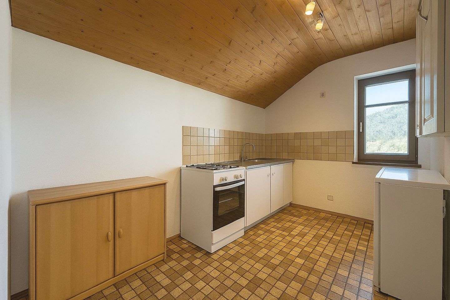 Immobilie in Oberammergau - Oberammergau: Große, zentrale 3-Zimmer-Dachgeschosswohnung, vermietet, mit Balkonen und Dachterrasse - Bild 0