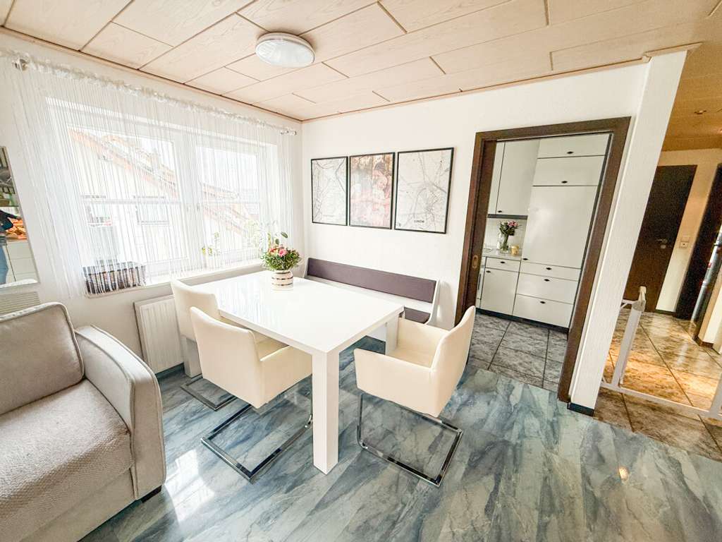 Immobilie in Benningen am Neckar - Ruhige, renovierte 2,5 Zimmer Dachgeschoss-Maisonette mit Balkon und Garage - Bild 1