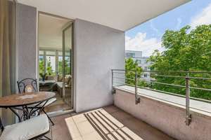 Lichtdurchflutete 2-Zimmer-Wohnung mit großer Süd-Loggia, Aufzug und Tiefgaragenstellplatz – Die vollständige Adresse der Immobilie erhältst du vom Anbieter., 12559 Köpenick, Berlin – Vorschaubild 3