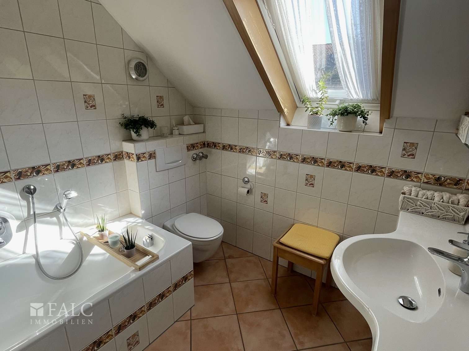 Immobilie in Mandelbachtal - Zweifamilienhaus mit Halle, Werkstatt und Garagen - Bild 0