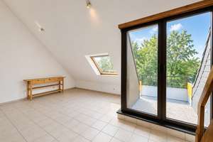 Hollenders Immobilien: Bezugsfreie Dachgeschosswohnung mit Dachterrasse, Schlafempore und Stellplatz – 50968 Raderthal, Köln – Vorschaubild 4