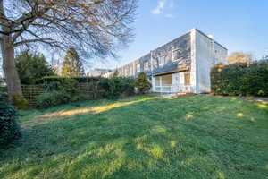 * ONLY 10 MIN TO LUCIUS CLAY KASERNE * 
Town house with large plot – ideal for dog owners! – Wiesbaden – Vorschaubild 1
