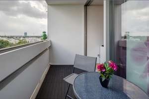 Möbliert: Apartment am Arabellapark mit Schwimmbad auf dem Dach  – Die vollständige Adresse der Immobilie erhältst du vom Anbieter., 81925 Parkstadt, München – Vorschaubild 11