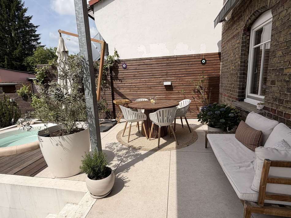 Terrasse mit eingelasenem Whir