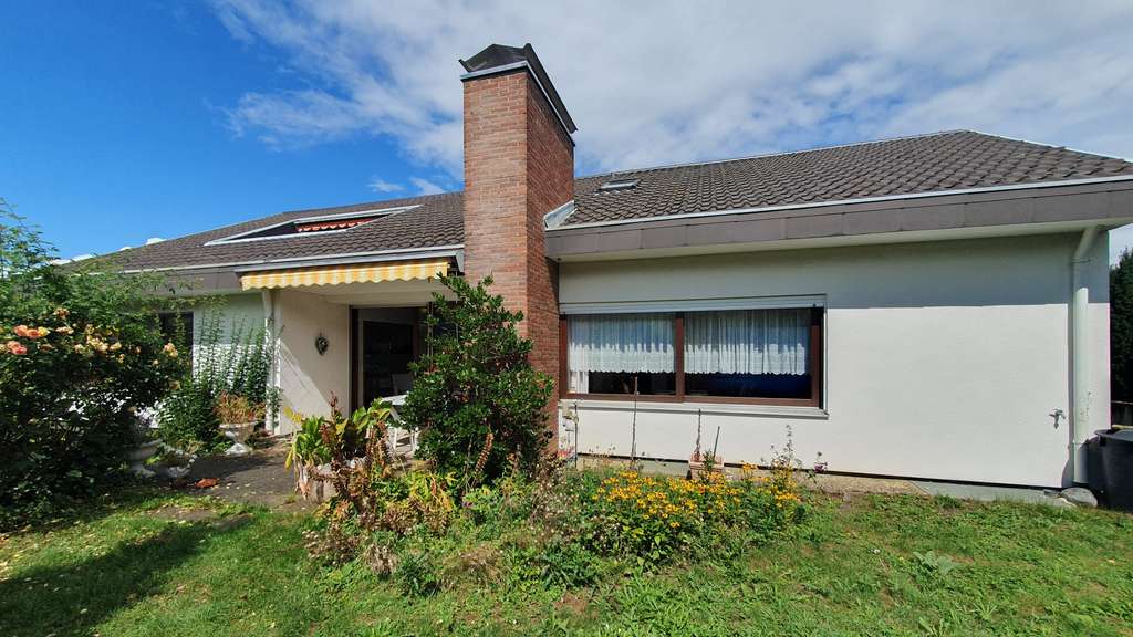 Immobilie in Schlat - Schlat: Großzügiges Wohnhaus mit Büro in unverbaubarer Aussichtslage - Bild 0