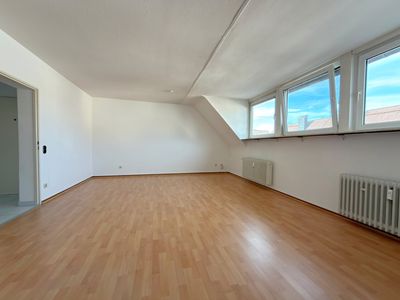 Großzügig wohnen in Dreieich: 2-Zimmer-Dachgeschosswohnung mit Stellplatz