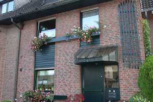Schöne helle Dachgeschosswohnung über 2 Ebenen in ruhigem 2 Familienhaus !!