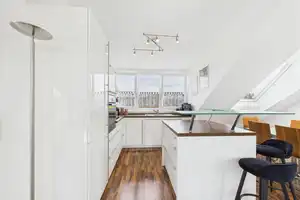 Lichtdurchflutete Dachgeschosswohnung mit sonniger Süd-Loggia in München-Untermenzing – München – Vorschaubild 6