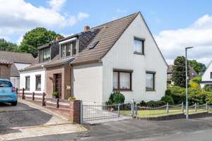 Schönebeck: Freistehendes Einfamilienhaus mit Einliegerwohnung, Nebengebäude, Garage und Garten