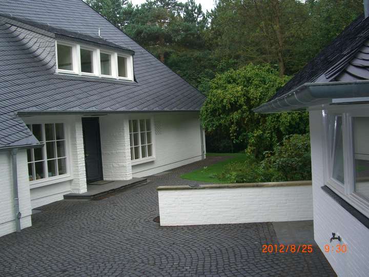 Eingangsbereich mit Basaltpfl.