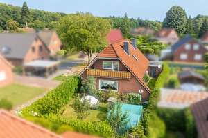 Ebenerdig bewohnbares Einfamilienhaus auf pflegeleichtem Grundstück in Berumbur – Die vollständige Adresse der Immobilie erhältst du vom Anbieter., 26524 Berumbur – Vorschaubild 1