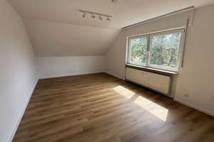 Helle 2-Zimmer DG-Wohnung mit neuer Einbauküche und Tageslichtbad