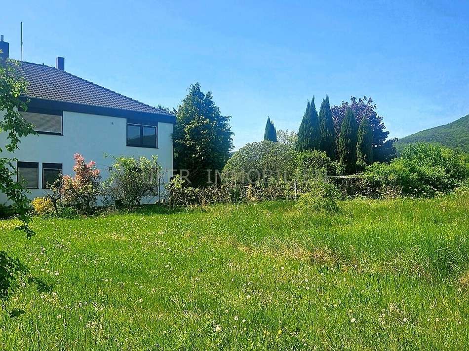 Haus angrenzend zum Grundstück