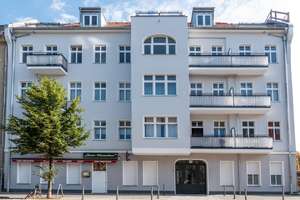 Zimmer-Dachgeschosswohnung mit Einbauküche und Terrasse