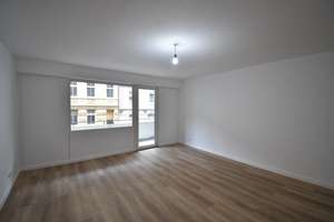 Bezugsfrei! Renovierte 2-Zimmer-Wohnung mit Balkon