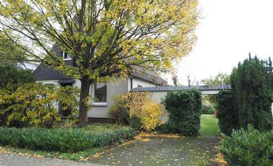 Freistehendes Zweifamilienhaus mit großem Garten, Garage und Ausbaupotenzial – provisionsfrei