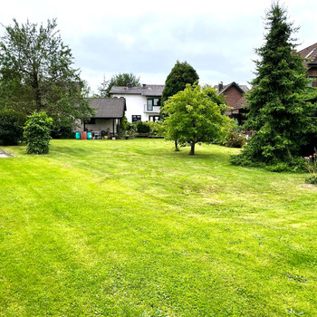 Attraktives Baugrundstück mit hochwertiger Garage - vielseitige Bebauungsmöglichkeiten