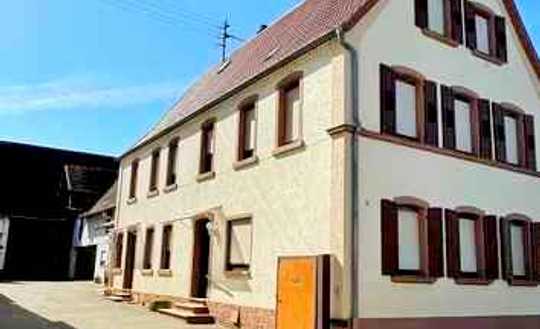 Freistehendes Einfamilienhaus mit Scheune, Hof und Südgarten in Freisbach 