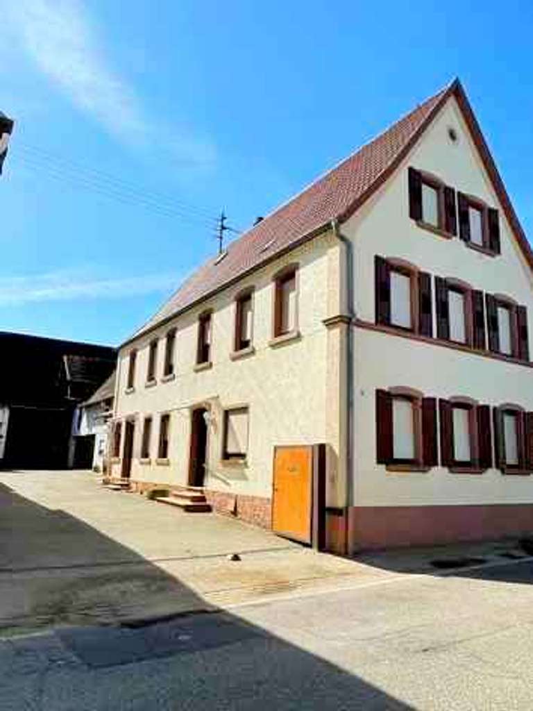 Immobilie in Freisbach - Freistehendes Einfamilienhaus mit Scheune, Hof und Südgarten in Freisbach  - Bild 0