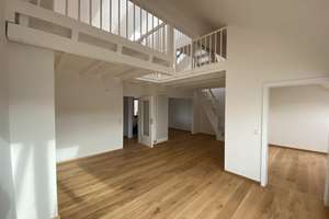 Stilvolle Maisonette-Dachgeschosswohnung mit Wintergarten, Galerie, Aufzug & TG-Stellplatz