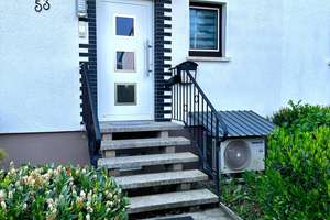 Moderne Wohlfühloase in Oberkirch: Großzügige Doppelhaushälfte mit Top-Ausstattung – Die vollständige Adresse der Immobilie erhältst du vom Anbieter., 77704 Oberkirch – Vorschaubild 2