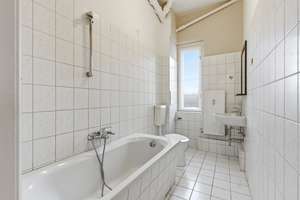 Bezugsfreie Hochparterre-Wohnung mit Loggia in grünem Westend – Die vollständige Adresse der Immobilie erhältst du vom Anbieter., 14052 Westend, Berlin – Vorschaubild 5