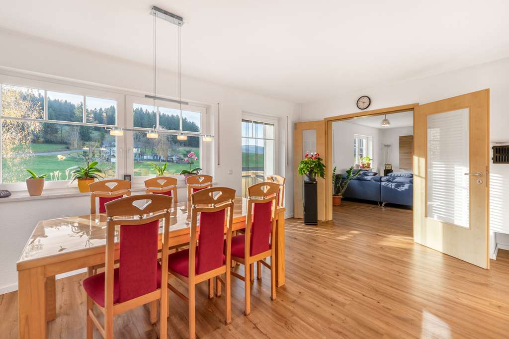 Immobilie in Regen - Charmante Maisonette-Eigentumswohnung mit Gartenanteil und Kachelofen! - Bild 2