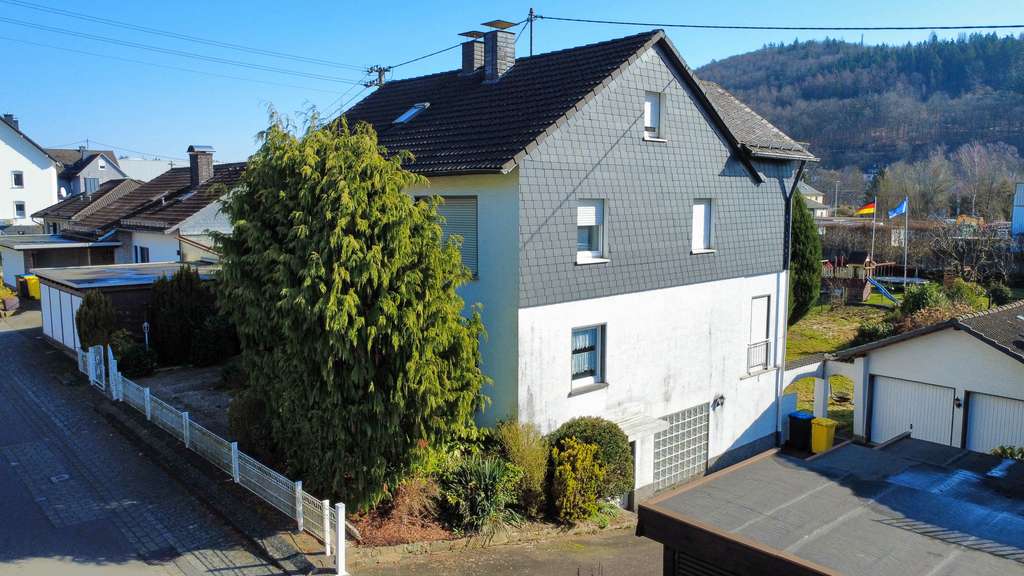 Immobilie in Kreuztal - Viel Platz für Ihre Ideen – Ein- bis Zweifamilienhaus mit großem Grundstück - Bild 2