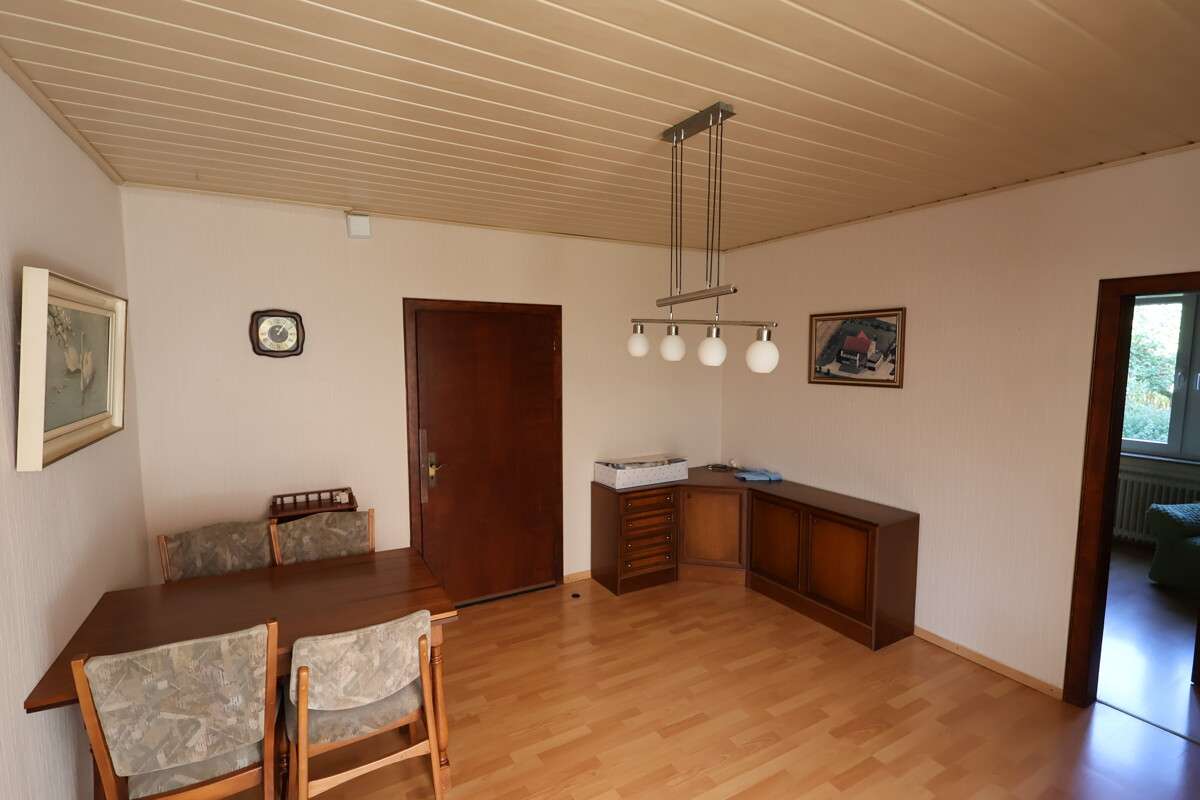 Immobilie in Hüllhorst - Einfamilienhaus mit Potenzial – ruhige Lage, nur ein Nachbar - Bild 0