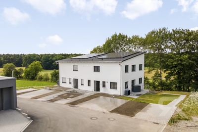 Erstbezug in Bestlage - Hochwertige Doppelhaushälfte mit ELW, PV und Weitblick über die Felder
