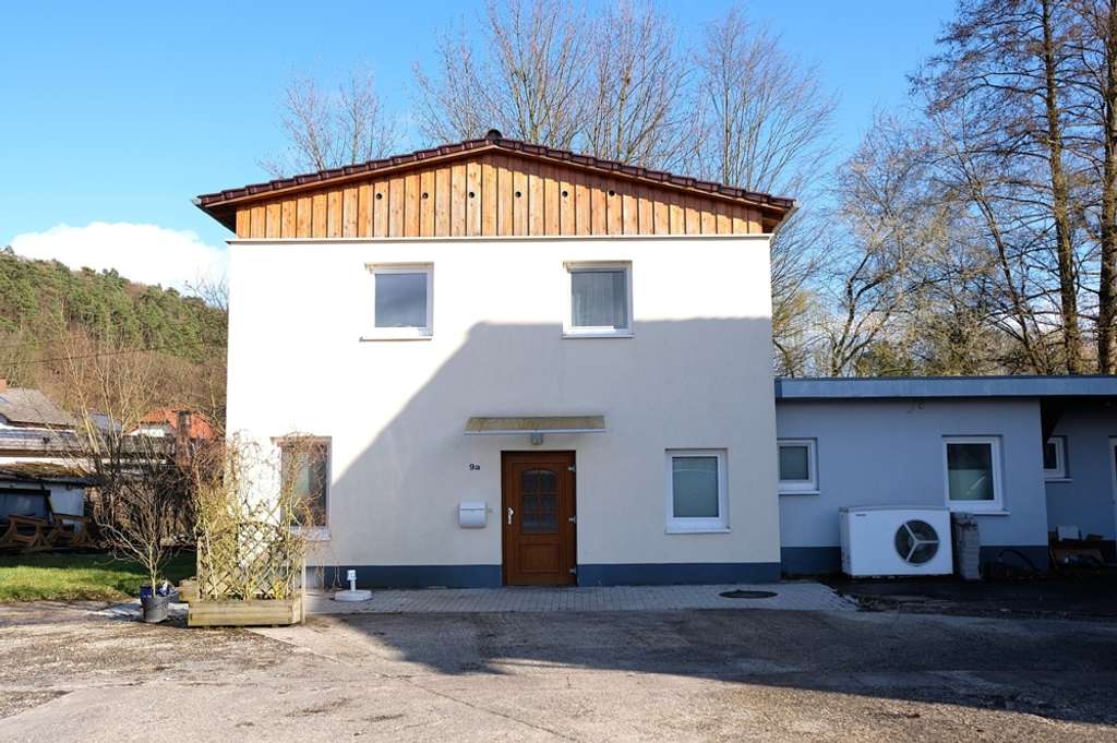 Immobilie in Wildeck - Exklusives Angebot: 2 Häuser, 1 Büroeinheit, 3 Garagen, Hof und Garten in Richelsdorf ! - Bild 2