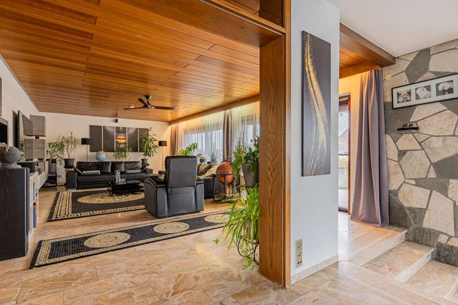 Immobilie in Pfaffenhofen - LIEGENSCHAFT - Besondere Architektenvilla mit ELW und Extras in Feldrandlage von Pfaffenhofen - Bild 0