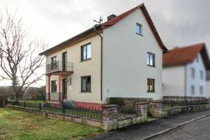 Zweifamilienhaus mit Garten und Doppelgarage in Neuhof- Hattenhof – Die vollständige Adresse der Immobilie erhältst du vom Anbieter., 36119 Neuhof – Vorschaubild 1
