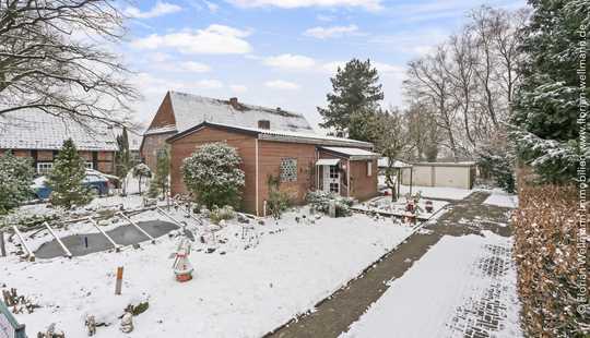 Bild von Sanierungsbedürftiges Einfamilienhaus auf großem Grundstück.